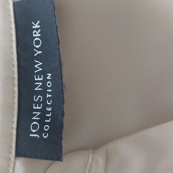 Jones New York, Size 10, Cream Color Button Down Sleeveless Top - Picture 7 of 11